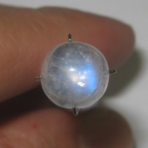 Round Moonstone 3.05 carat dengan luster blue sheen