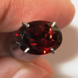 Batu Permata Red Oval Pyrope Garnet 1.29 carat