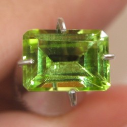 Rectangular Peridot 1.08 carat Yellowish Green