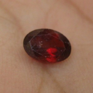 Batu Permata Oval Dark Red Garnet 1.10 carat