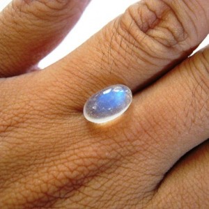Batu Biduri Bulan Biru Lonjong 4.05 carat