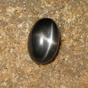 Batu Mulia Natural Star Diopside 5.42 carat Glossy Black
