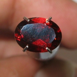 Batu Mulia Natural Pyrope Garnet 1.29 carat Oval