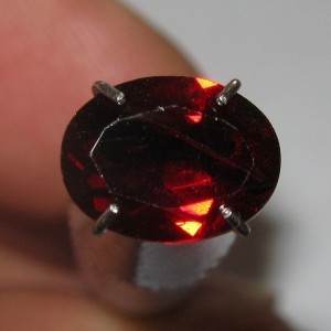 Batu Mulia Garnet Pyrope Almandite 1.45 carat Oval Cut