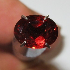 Batu Permata Pyrope Red Garnet 1.45 carat Oval Cut