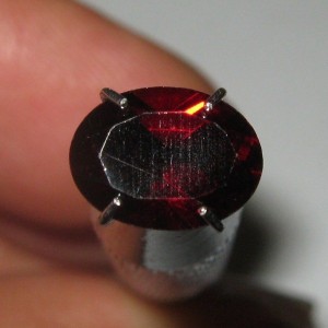Batu Permata Garnet Pyrope Merah Pekat 1.56 carat