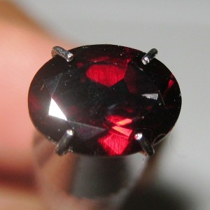 Batu Mulia Natural Pyrope Garnet Oval Cut 1.51 carat