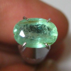 Batu Mulia Zamrud Hijau Terang Oval Cut 1.40 carat