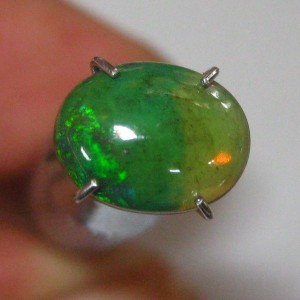 Batu Mulia Natural Opal 0.90 carat Jarong Hijau Menarik