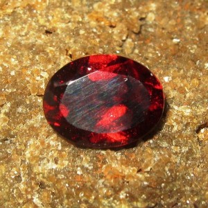 Batu Permata Pyrope Almandite Garnet 1.40 carat Oval