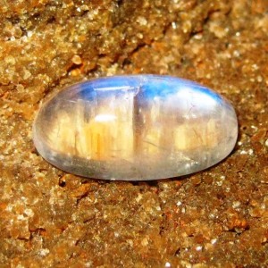 Batu Mulia Natural Moonstone Biru Panjang 2.27 carat