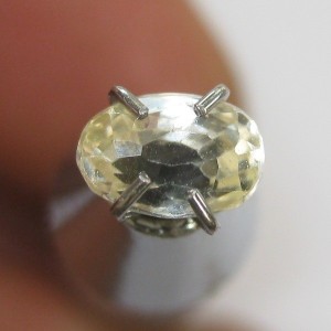 Batu Safir Kuning Muda Terang 0.68 carat