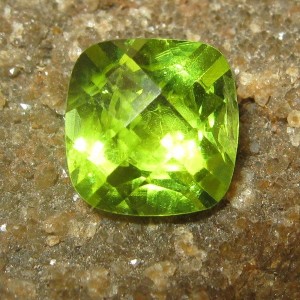 warna hijau pada batu peridot ini terlihat indah
