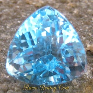 Batu Permata Elegant Sparkling Triangular Blue Topaz 12.90 carat