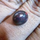 Gambaran Ukuran Black Opal Oval Cab 2.10 carat di Jari