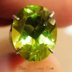 Batu Oval Yellowsih Green Peridot 2.10 carat