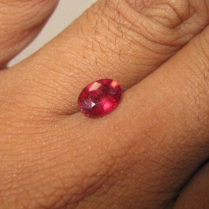 Batu Ruby Oval 1.59 carat untuk Cincin Lamaran
